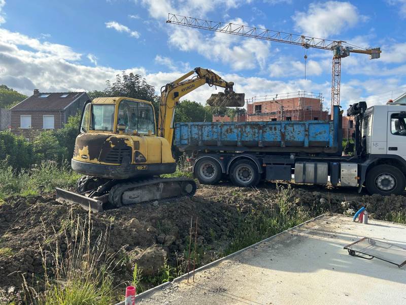 Location de minipelle avec chauffeur pour évacuation de terre a Liévin